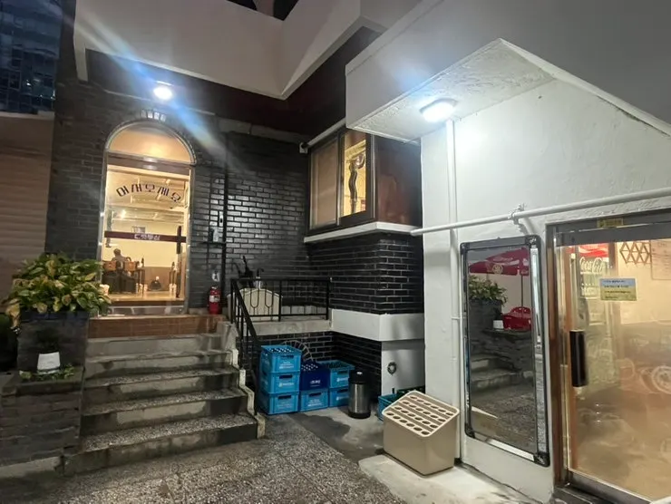 Entrance of Matdongsam Beomeo Main Branch, a renovated house