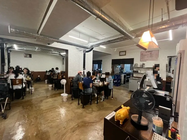Spacious annex dining area