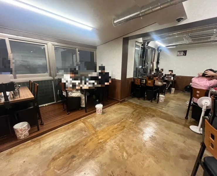 Annex tables in a clean interior
