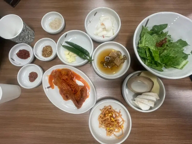 Table setting at Matdongsam Beomeo Main Branch