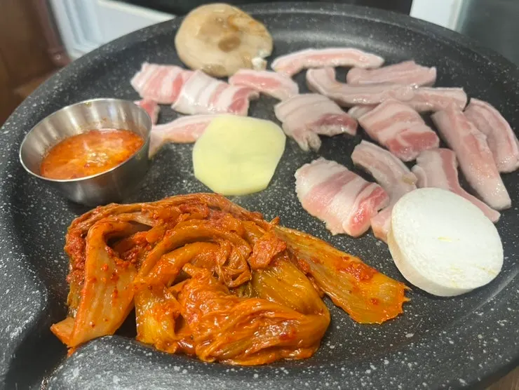 Special ogyeopsal grilling on the barbecue