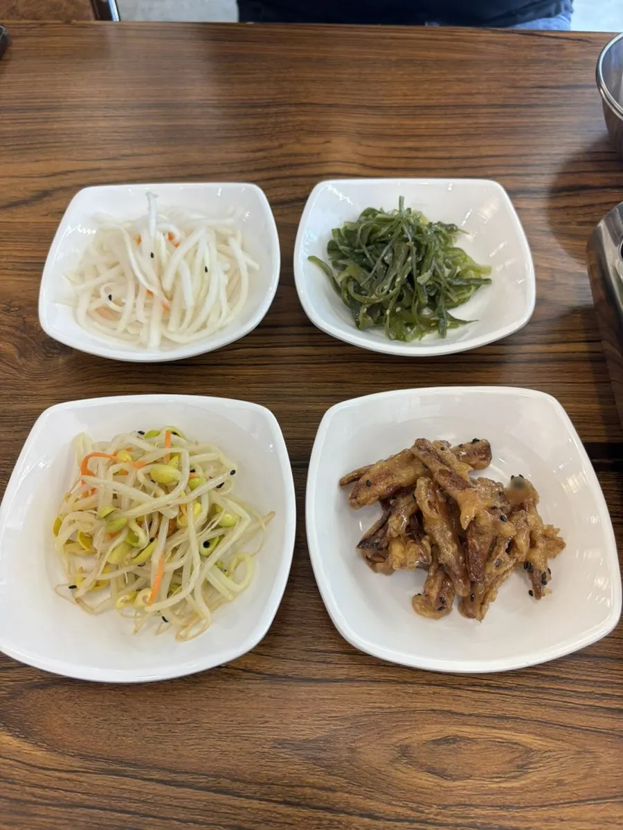 흑미밥과 함께 차려진 기본찬 한 상