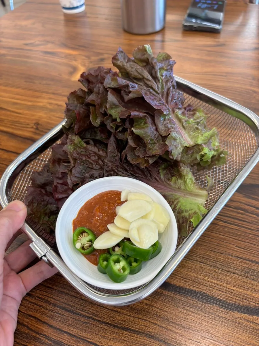접시에 담아 온 쌈야채