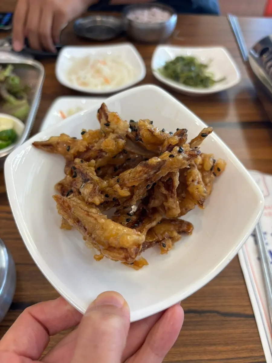 기본찬으로 나온 우엉강정