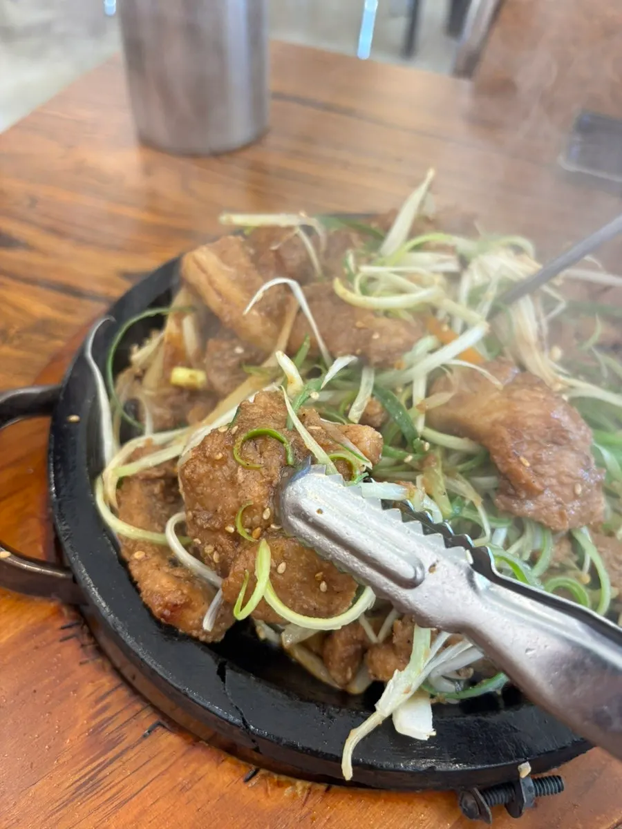 쌈에 싸 먹는 석갈비 한 점