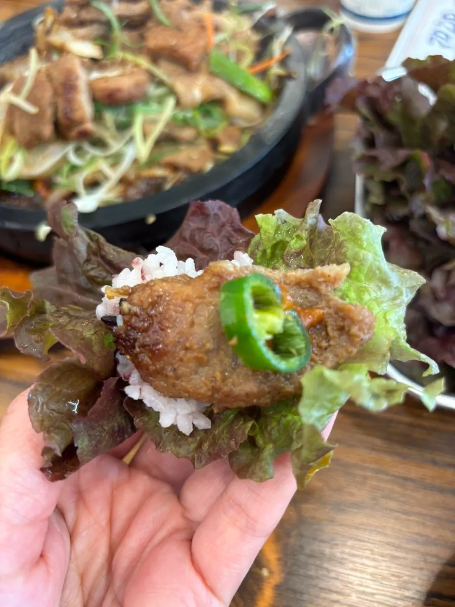 석갈비와 기본찬이 함께 놓인 상차림