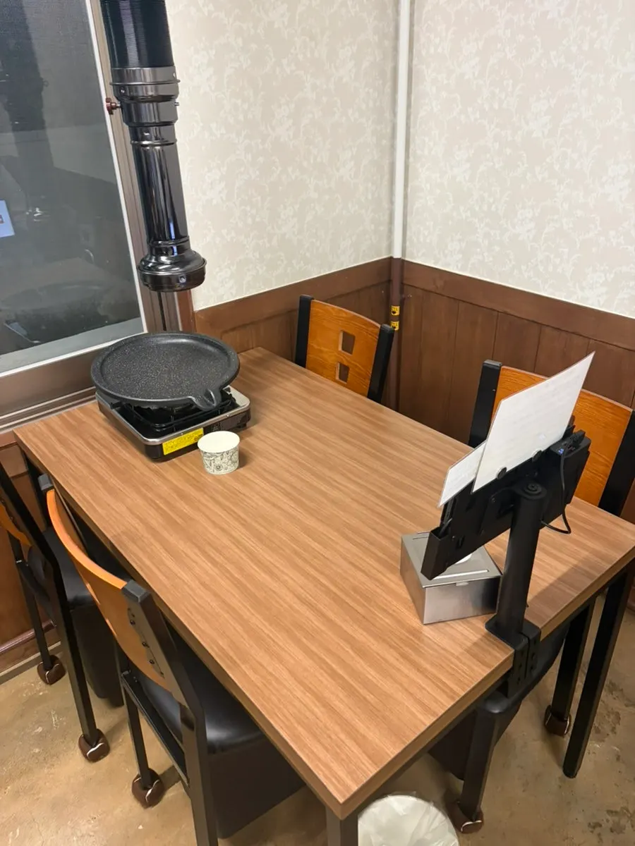 桌距宽敞的味东三范鱼洞本店大厅座位