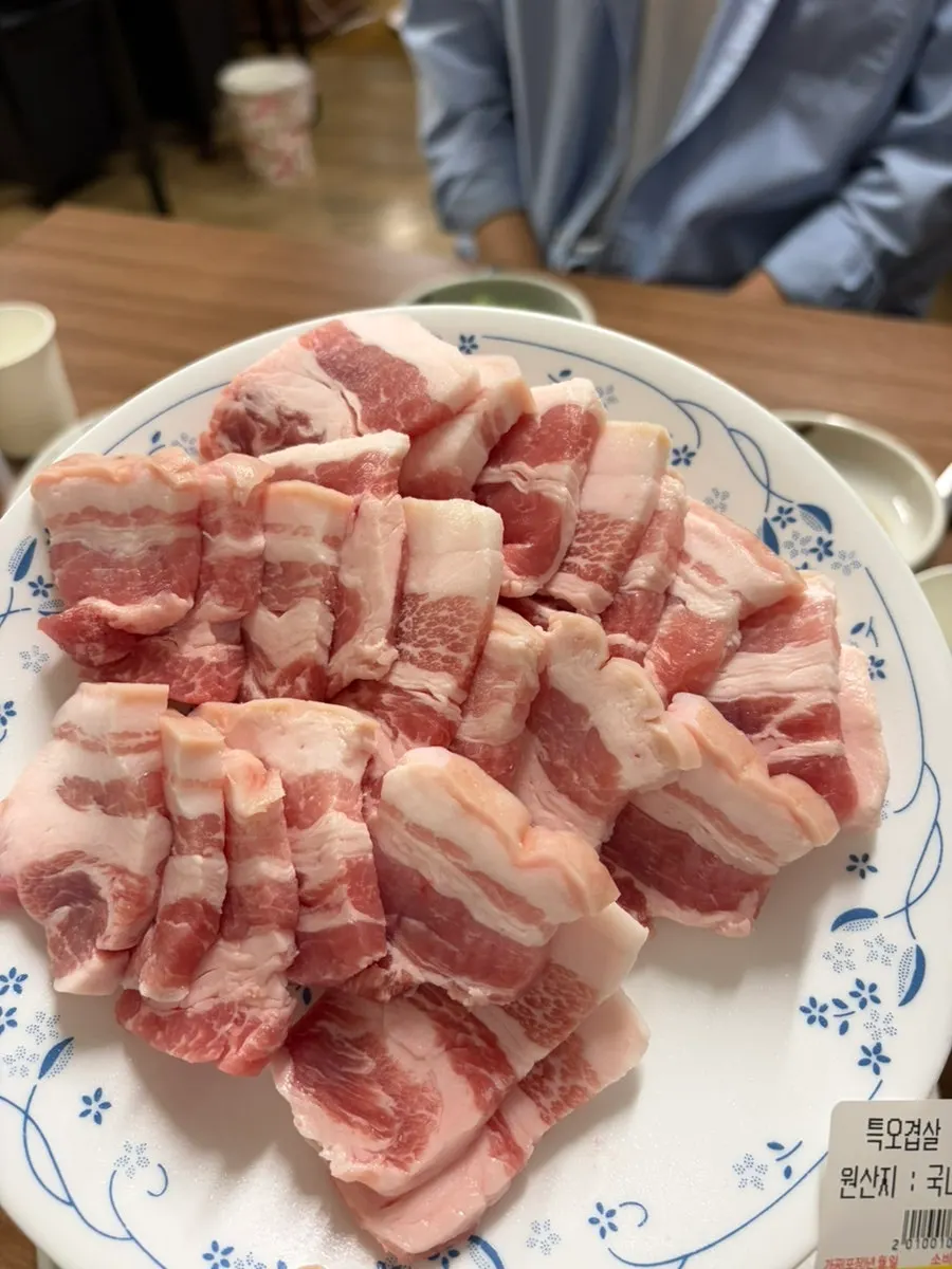 配有基本小菜的一整桌五花肉套餐