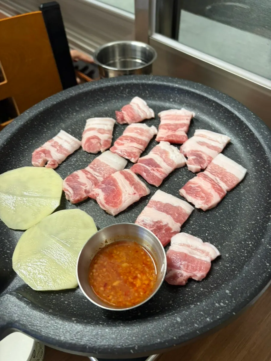 放在烤盘上的特五花肉