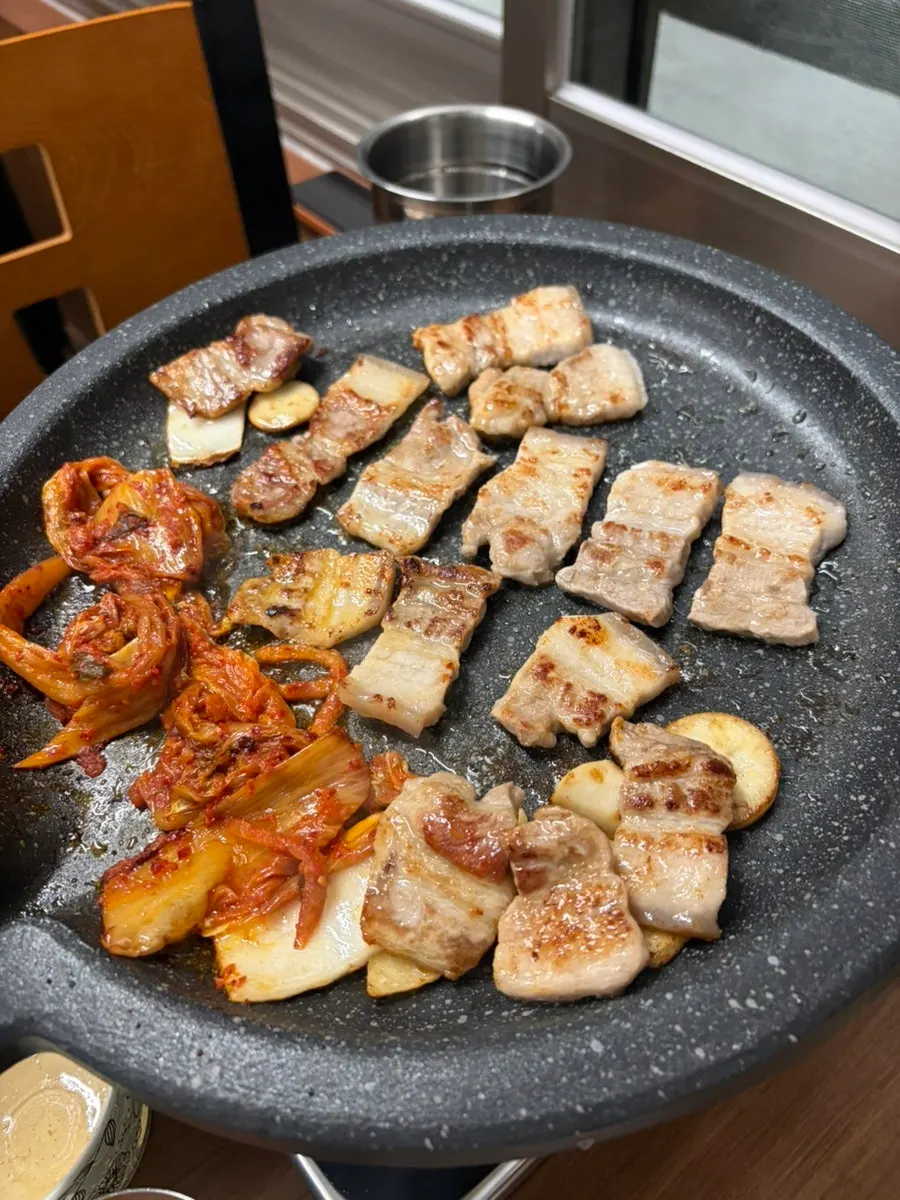 正在烤至焦黄的五花肉