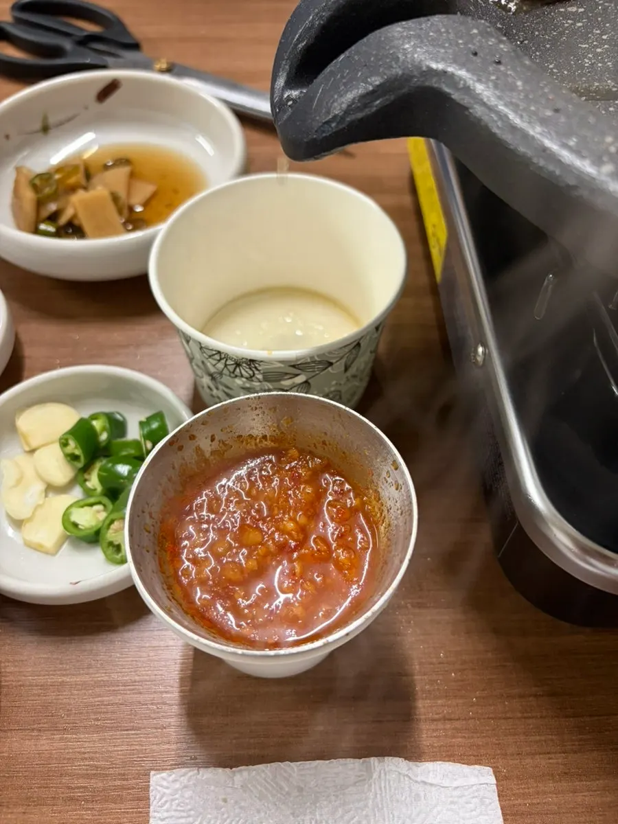 在烤盘上烤制的酸泡菜