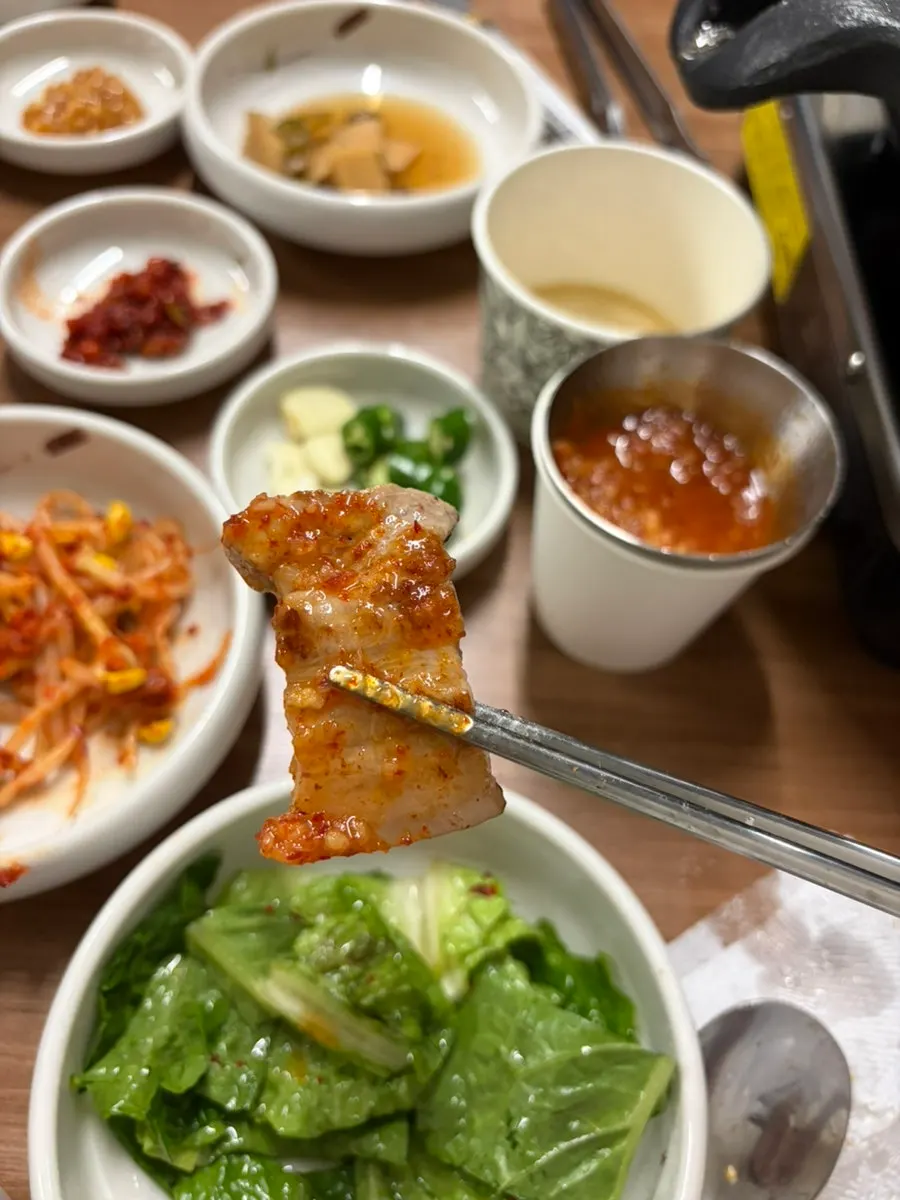 与肉一起烤制的泡菜一块