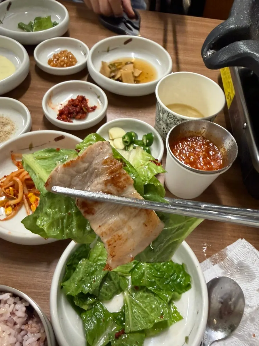 用肉油烤得焦脆的薄切土豆