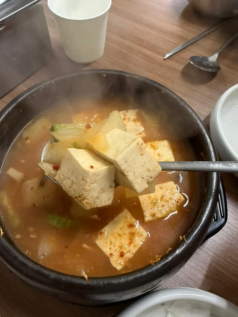 内含大块豆腐的大酱汤