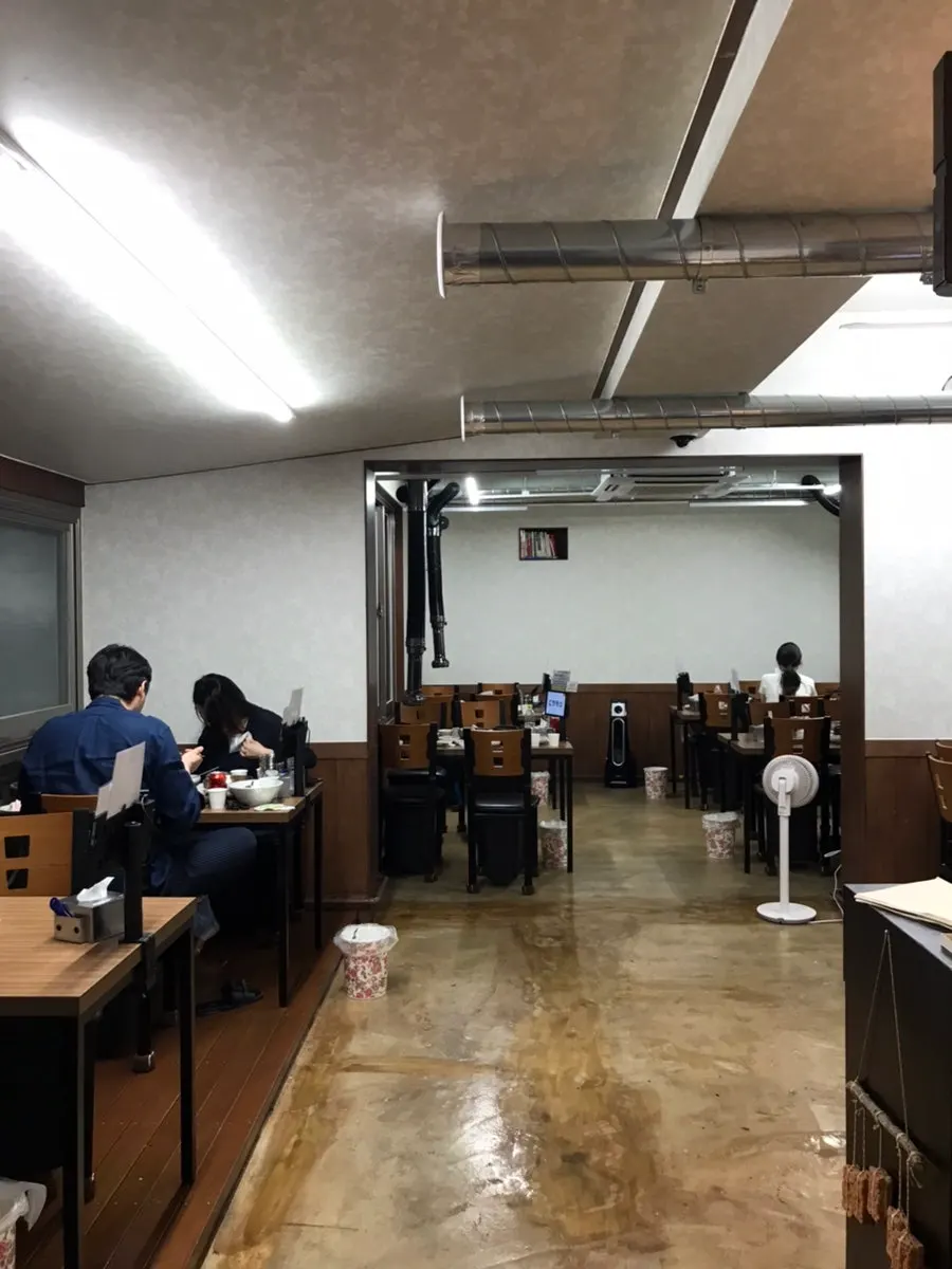 Main hall of Matdongsam Beomeo Main Branch with 4-person tables