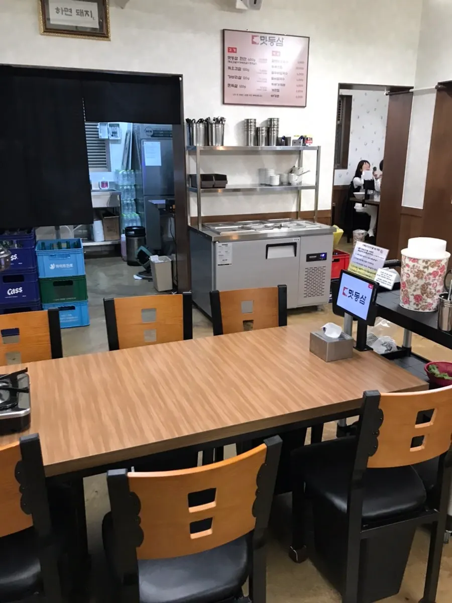 Interior of Matdongsam Beomeo Main Branch with a friendly atmosphere