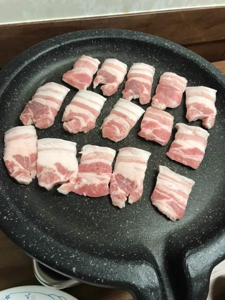 Thickly sliced raw teuk-ogyeopsal