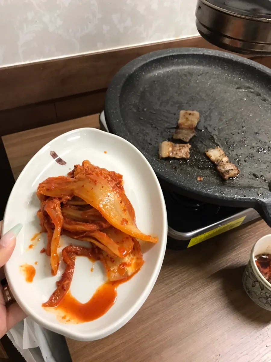 Jjondeuksal cooking on the grill plate