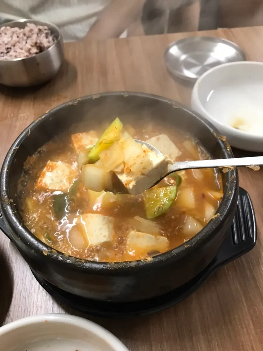 An additional serving of teuk-ogyeopsal with a weight-labeled sticker