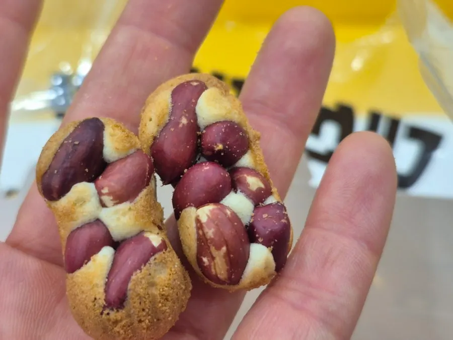 The back of a Daesin peanut bread, as it really looks