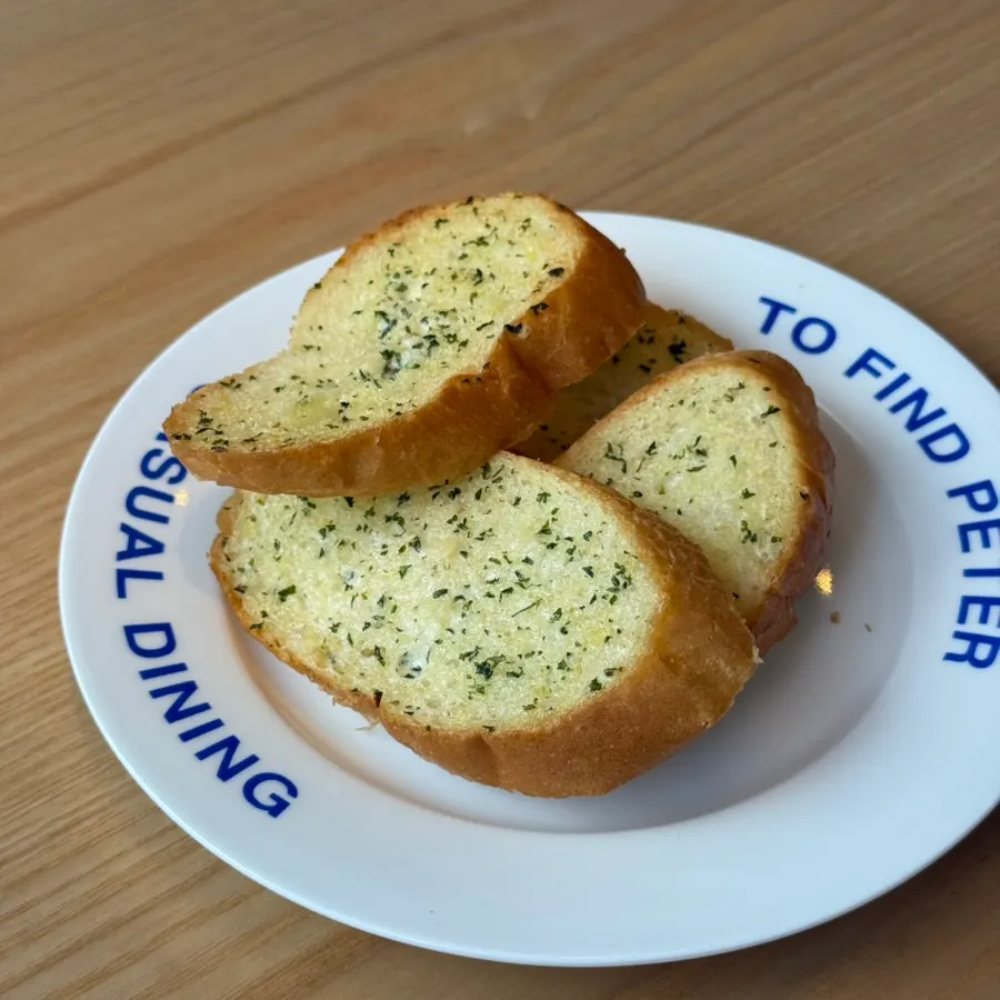 Garlic bread served in four pieces