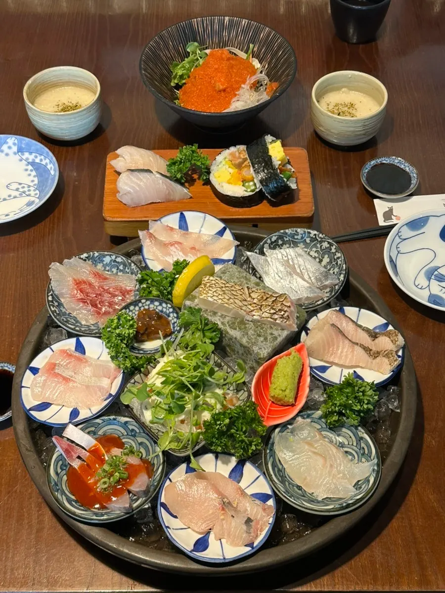 차가운 음식이 먼저 세팅된 다시마 숙성회 한상 2인