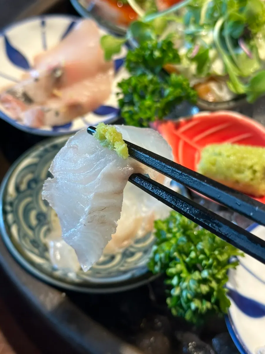 윤기 도는 모듬 숙성회 접시