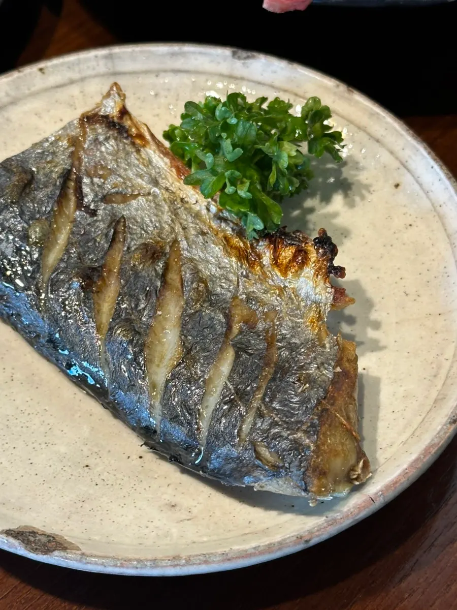 겉바속촉으로 구워진 삼치회 구이