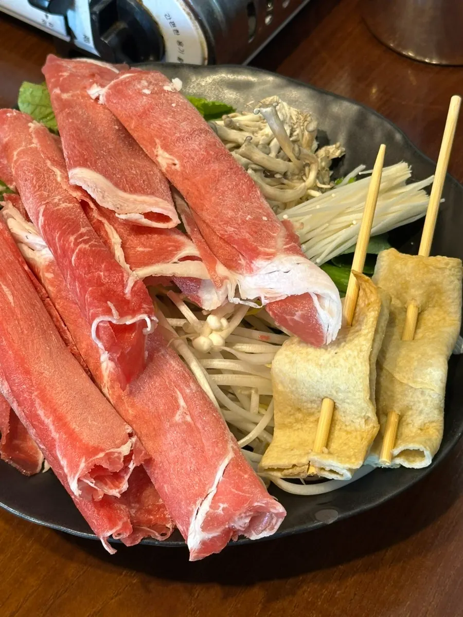 끓고 있는 소고기 샤브샤브 전골 냄비