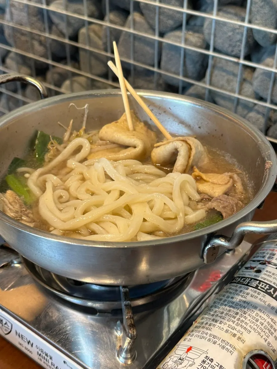 전골에 우동사리를 넣어 마무리한 모습