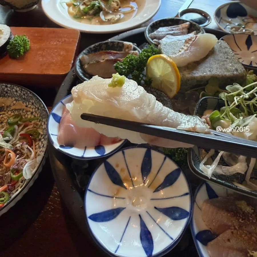 Futomaki and sushi served with the omakase set