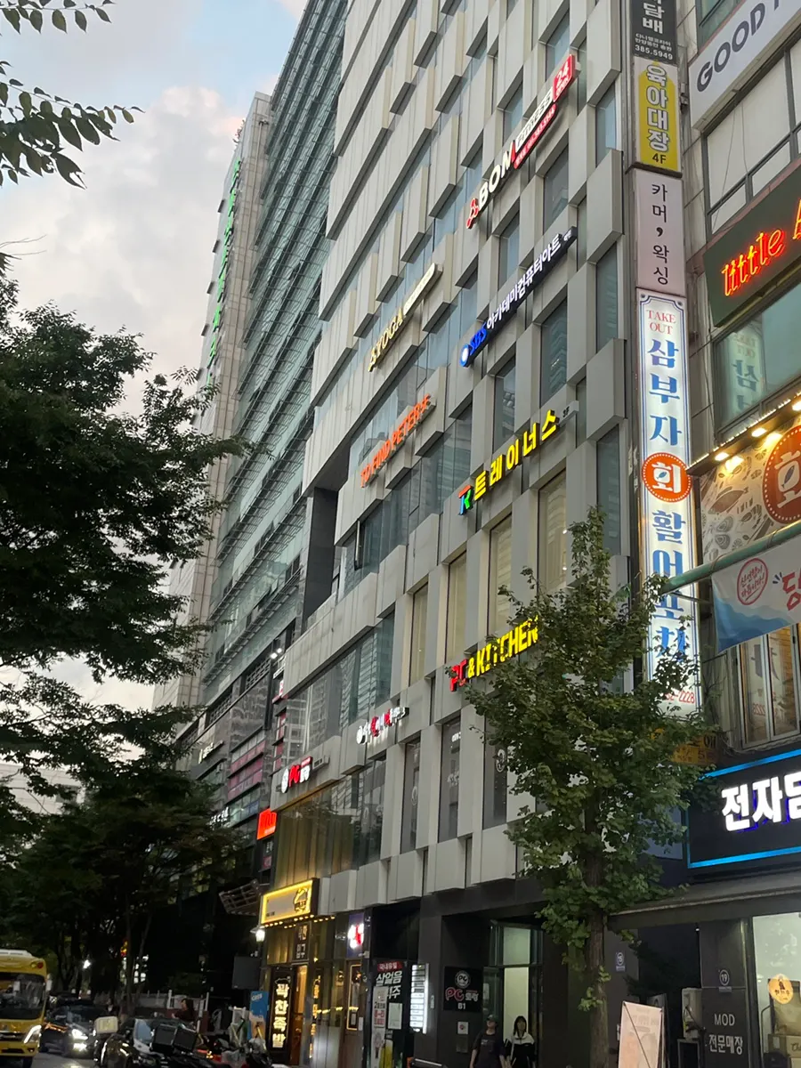 範溪駅ロデオ通りのTwo Find Peter建物周辺