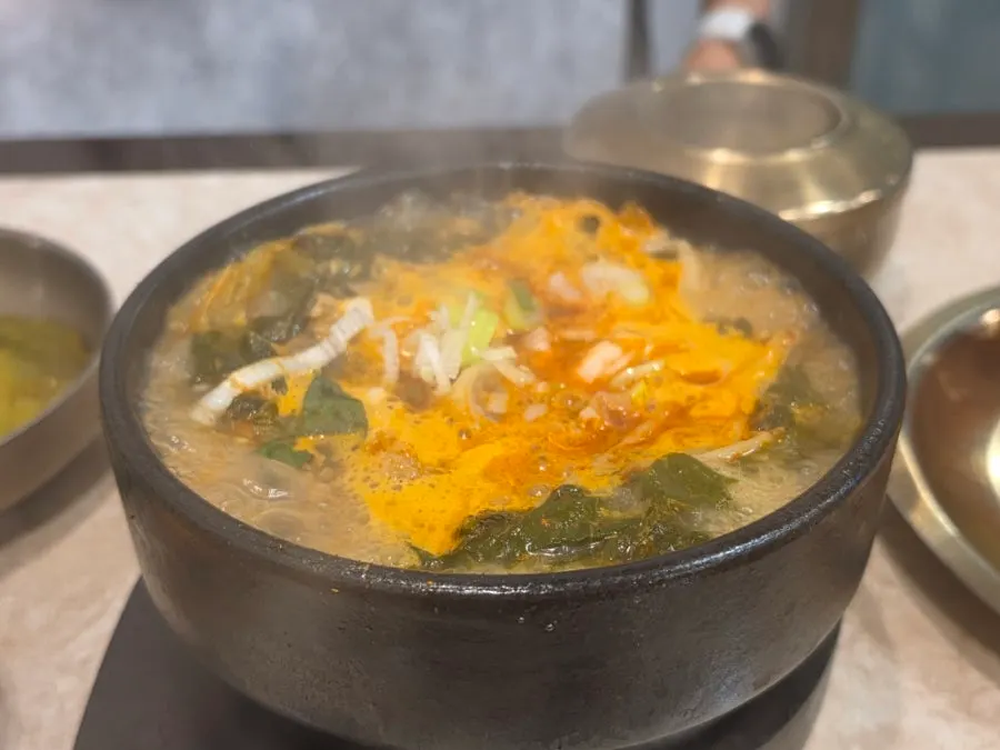 보쌈 제육 만두가 담긴 정식