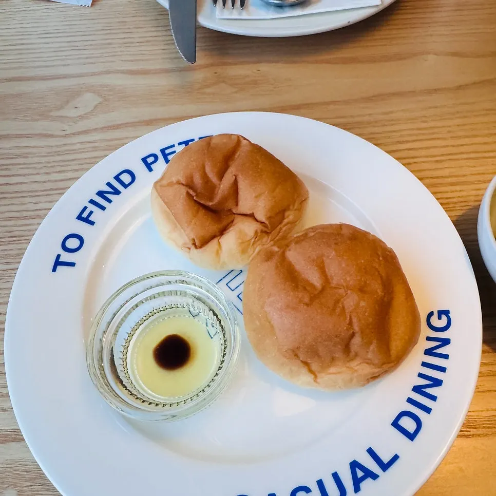 Warm pre-meal bread served to the table