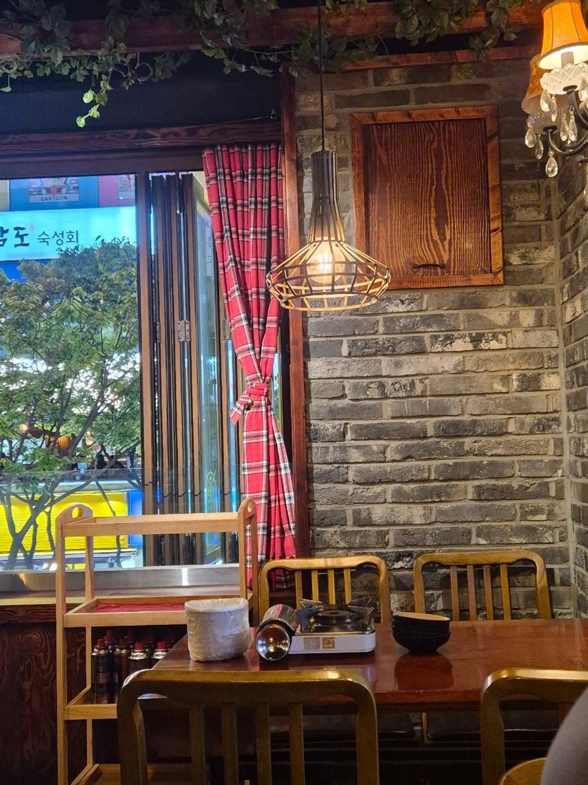 Mountain-lodge-themed space at Bueongi Sanjang Beomgye Branch