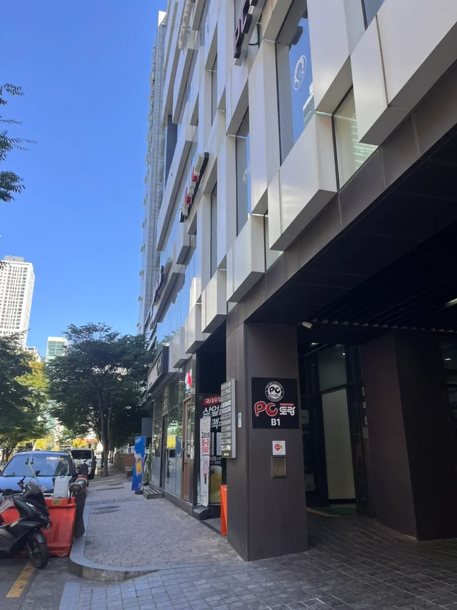 Exterior of the Park Avenue L building near Central Park by Beomgye Station