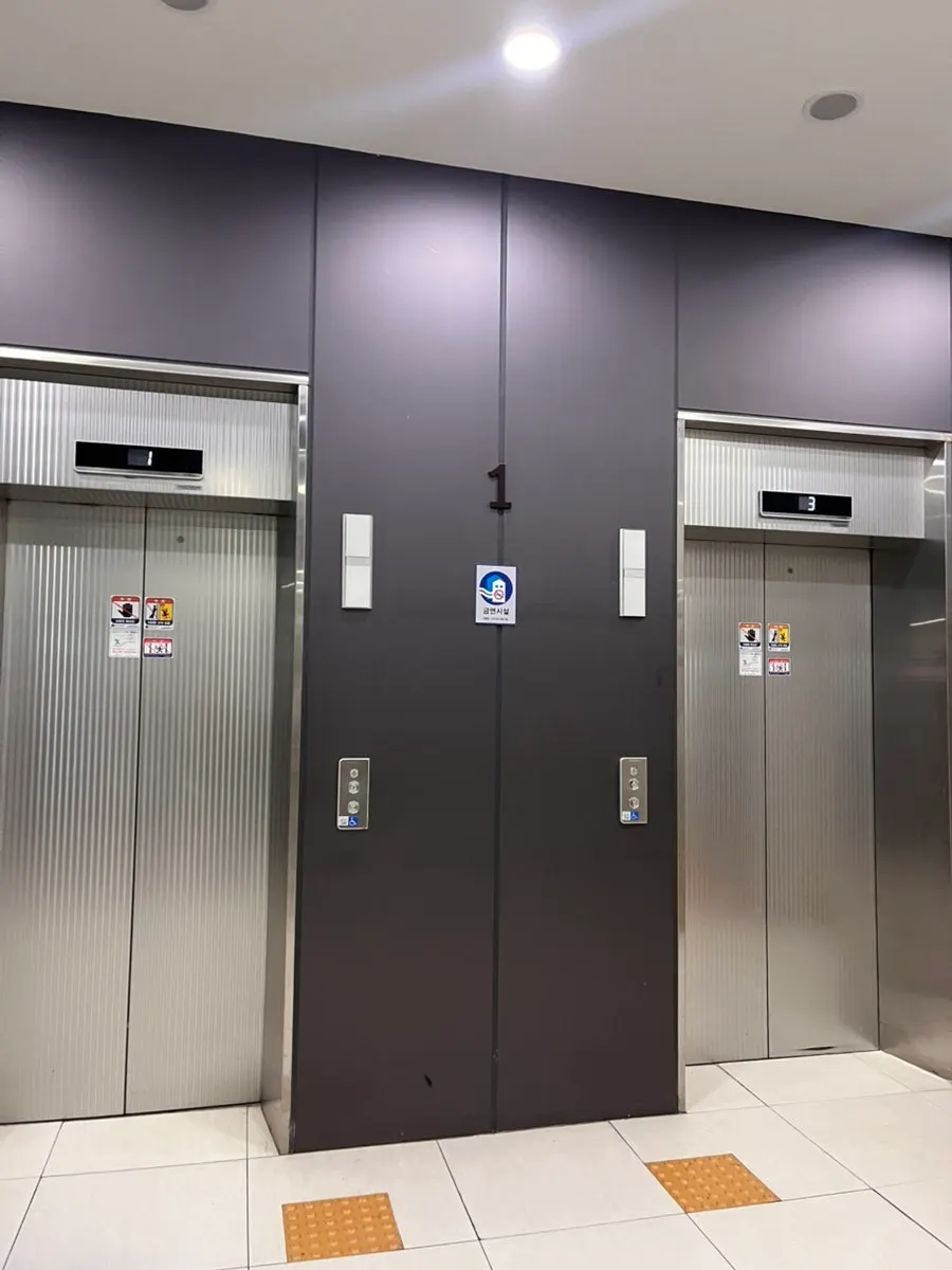Signage guiding to the 5th floor entrance of Two Find Peter Beomgye Branch