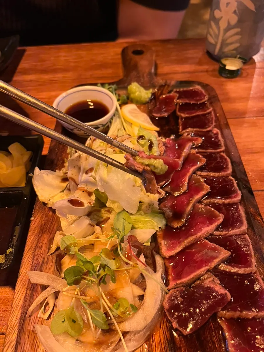 Beef tataki plate with salad and lemon
