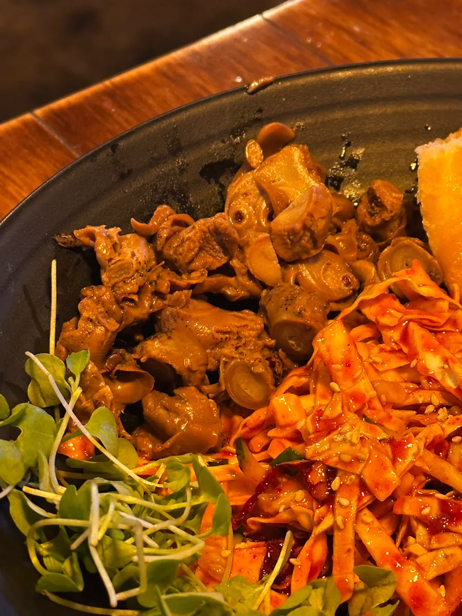 A plate of Cheolgil Busanjip's signature sujigolbaengi