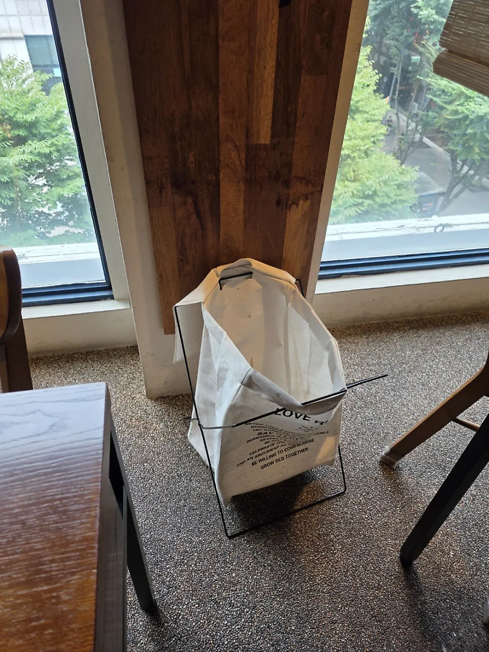 Interior of the 4th-floor dining room and window seats at Namhae Mulgogi Anyang