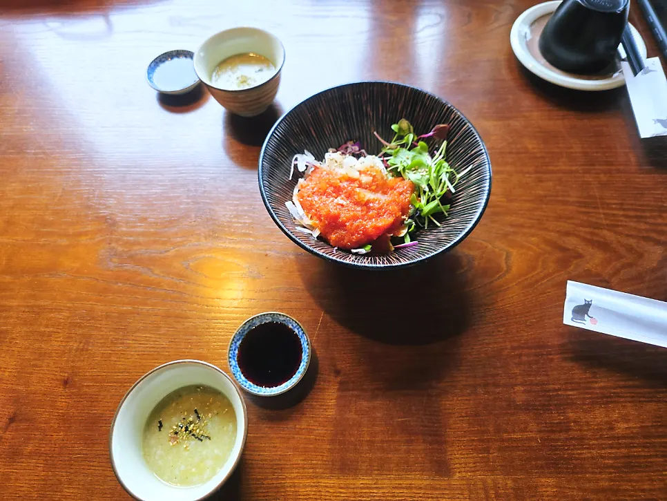 Sweet and tangy mulhoe with sashimi and vegetables