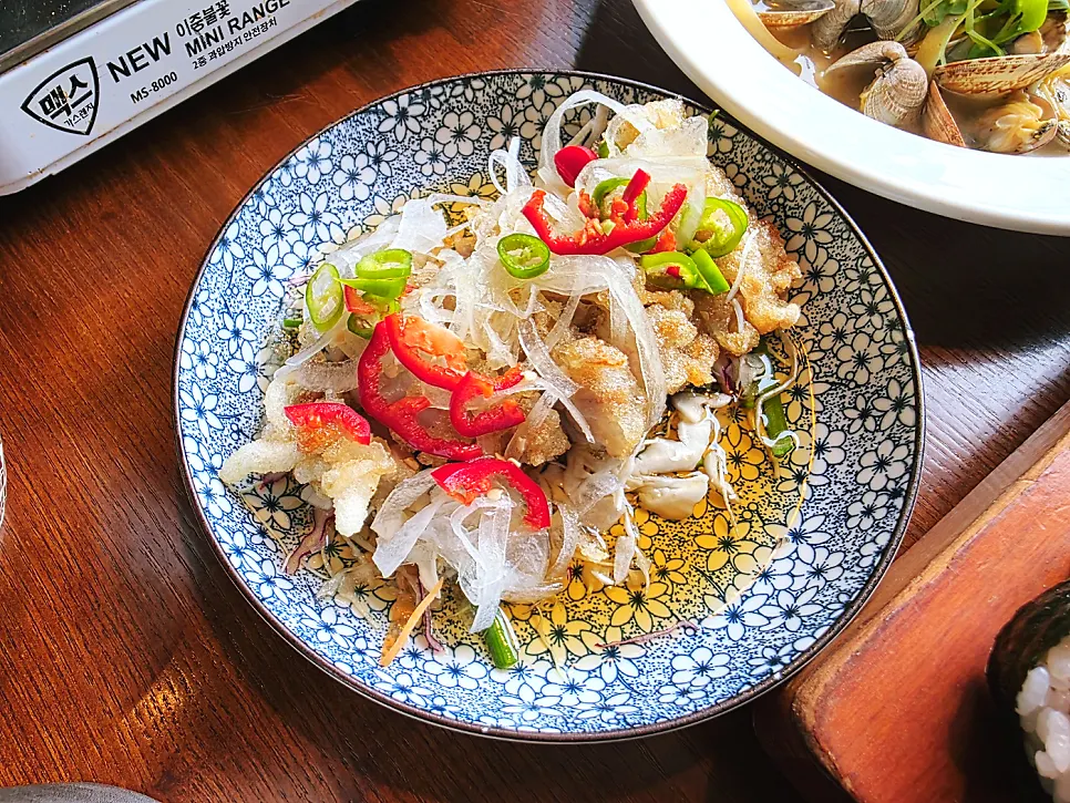 Old-style yurinchi topped with tangy sauce and vegetables