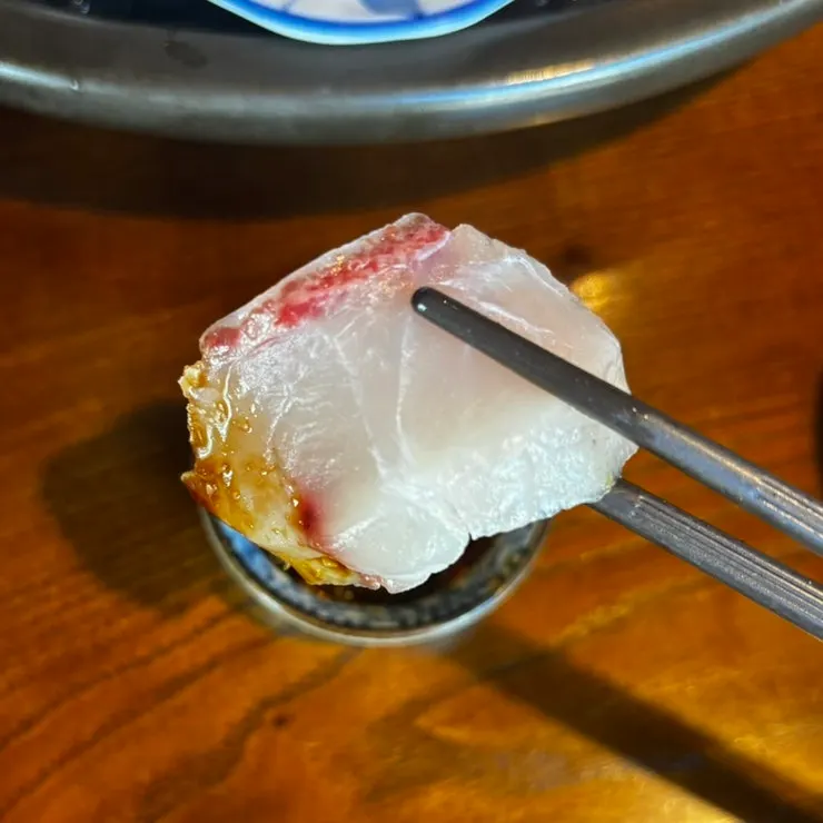 한 점씩 집어 든 다시마 숙성회