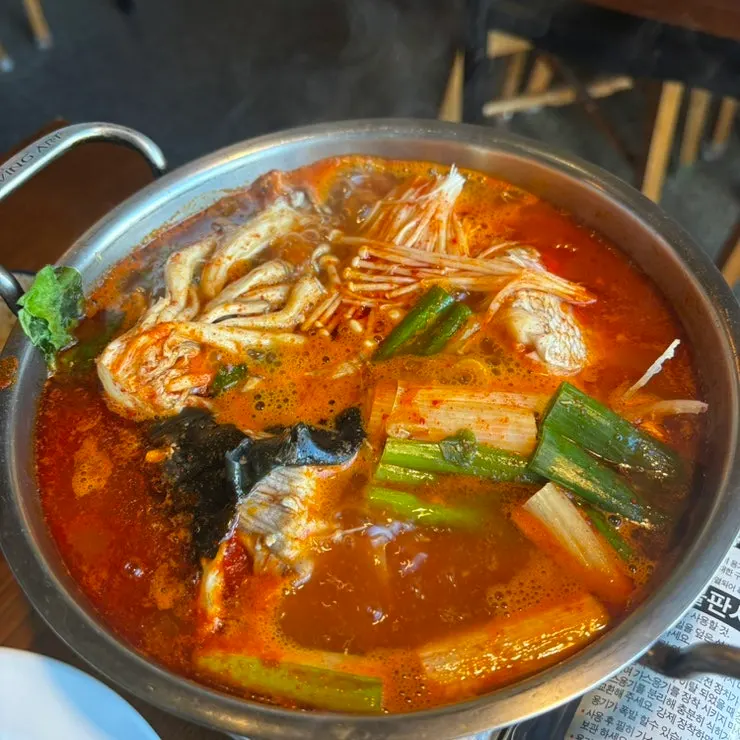 생선 서더리와 야채가 든 매운탕 전골