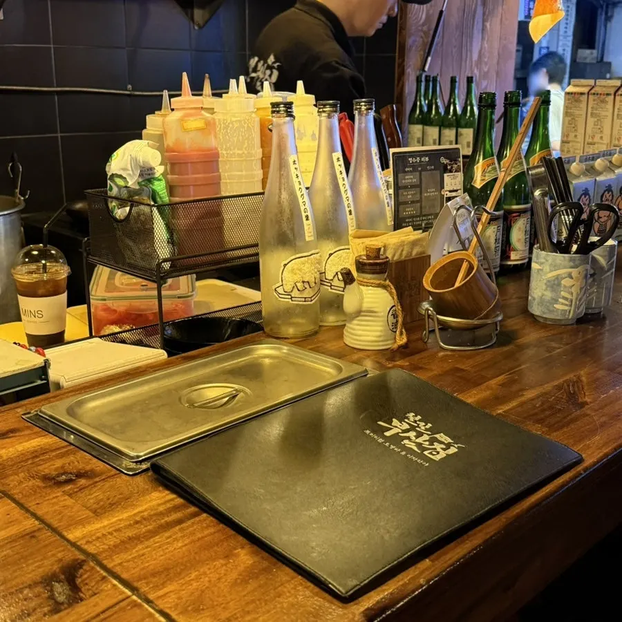 개별 중탕기가 놓인 철길부산집 범계점 바테이블