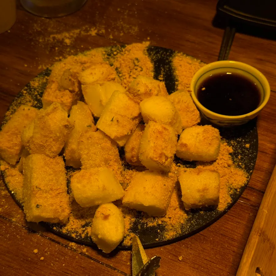인절미가루와 설탕이 뿌려진 구운 가래떡과 키리모찌