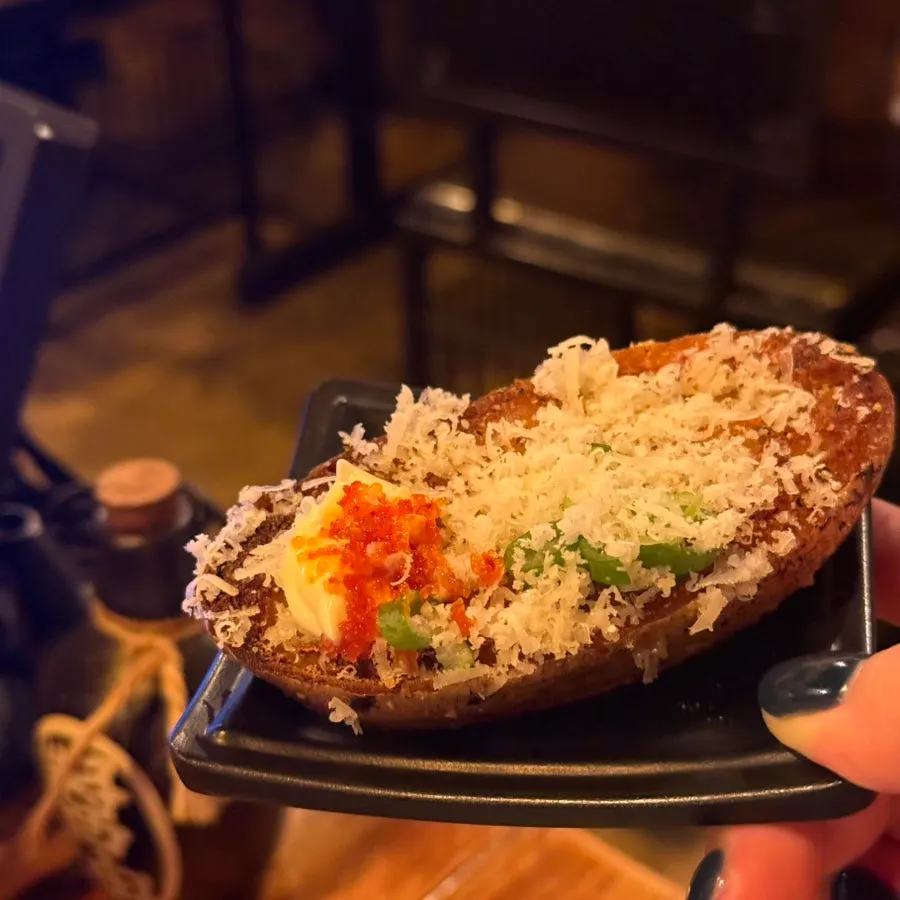 소스에 찍은 통감자 한 조각