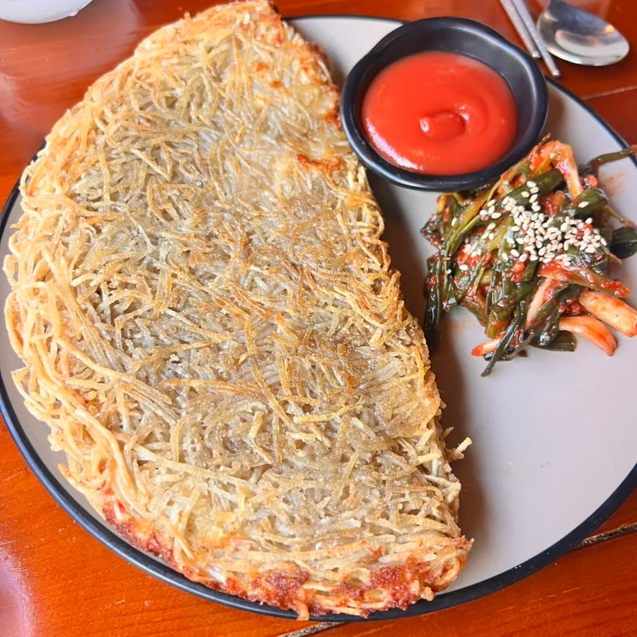 반으로 접힌 두툼한 치즈 감자채전