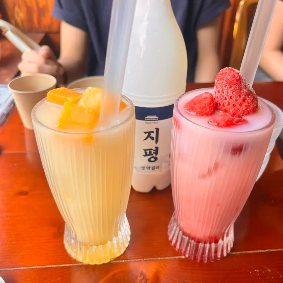 냉동 과일을 넣은 망고·딸기 과일막걸리