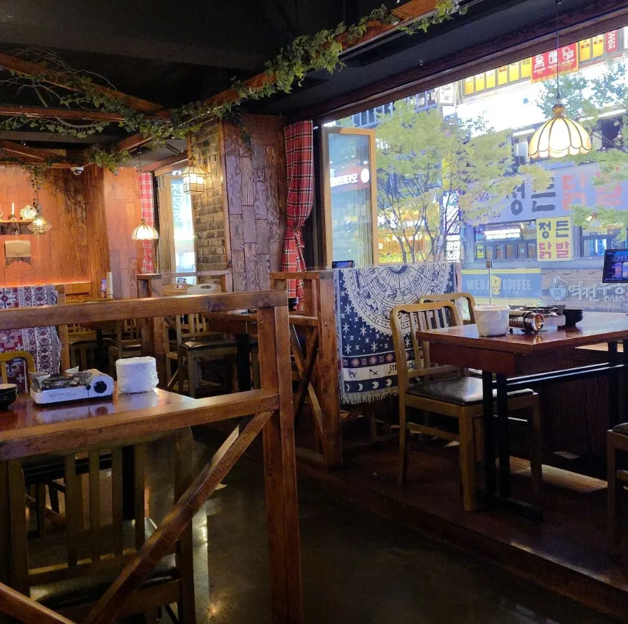 Indoor seating at Bueongi Sanjang Beomgye Branch